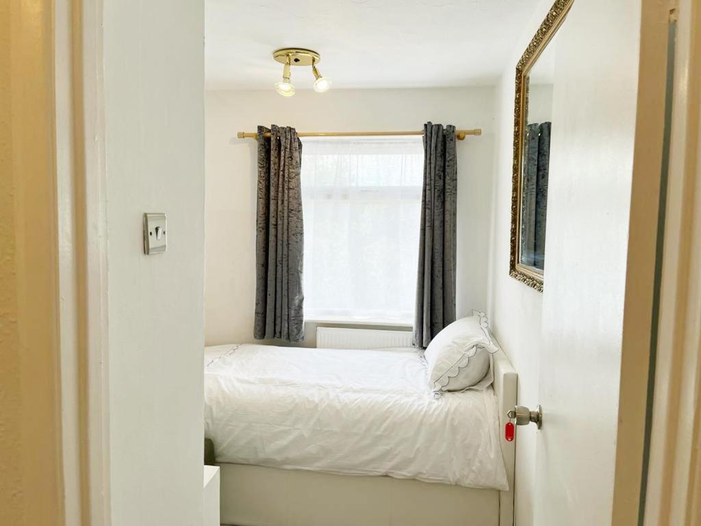 Blessings Of Peace Home Away From Home Cardiff Exterior photo